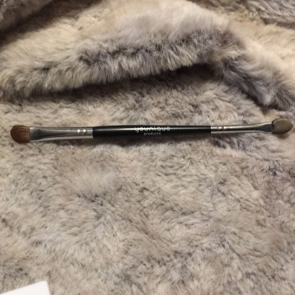 Younique angled shadow/ sponge brush